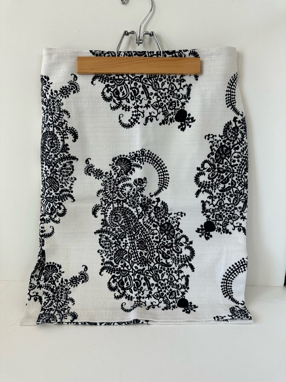 LOFT Embroidered Paisley Floral Pencil Skirt Size 6 Boot Skirt Boho Knee Length